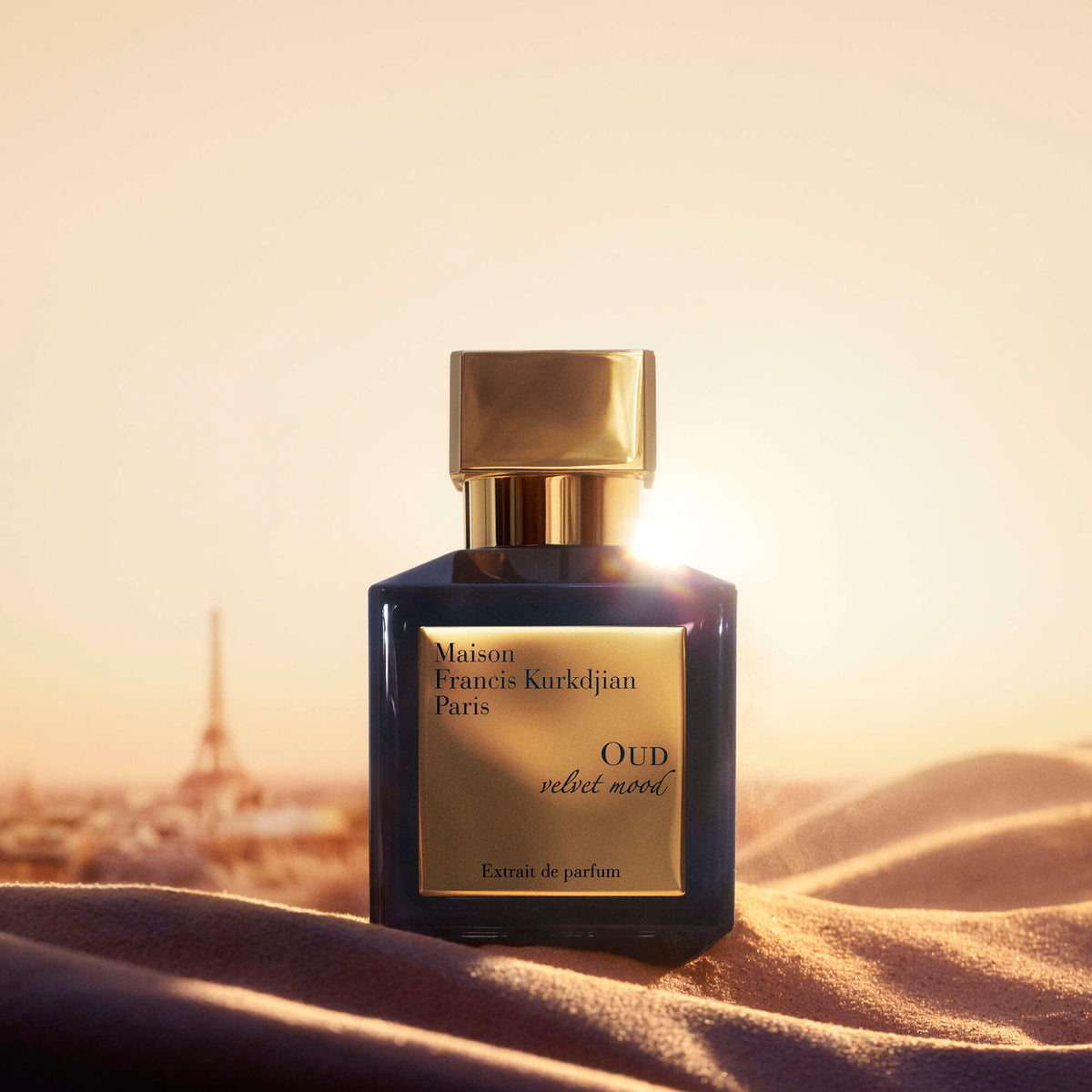 MFK OUD velvet mood 70ml - lifestyle Torre Eiffel e dune al tramonto