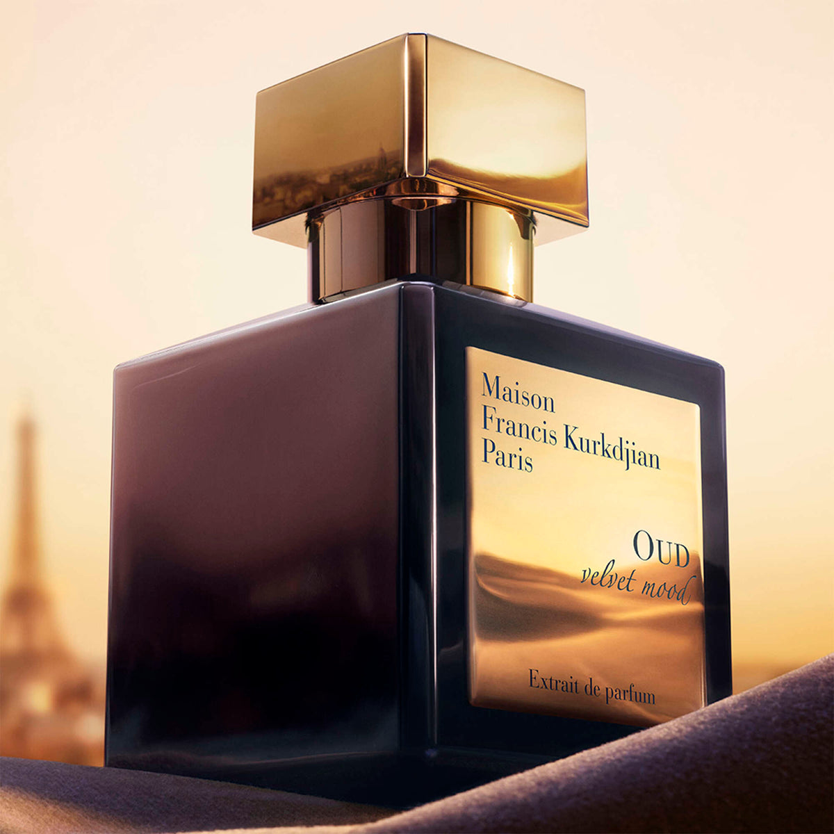 MFK OUD velvet mood 70ml - macro flacone su sabbia dorata