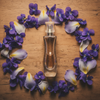 boccetta di profumo in vetro su un tavolo in legno, circondata da petali di iris e violetta. Vista top down e luce soffusa